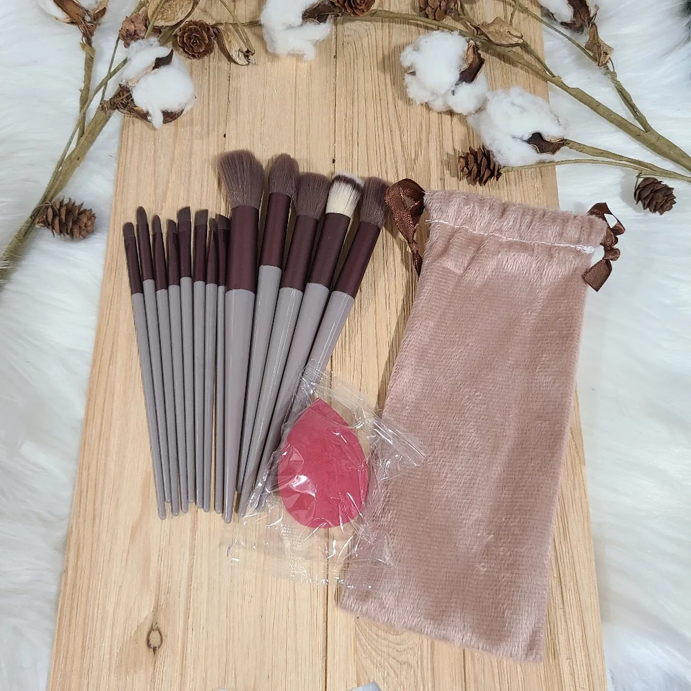 🎉🎉NEW🎉🎉 13PC Maroon Handle Brush Set with Travel Bag and Makeup Sponge
